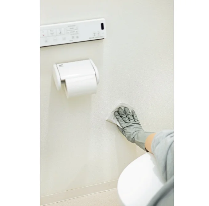 トイレのニオイの原因になりやすいのが、尿はねで汚れたトイレの壁や床