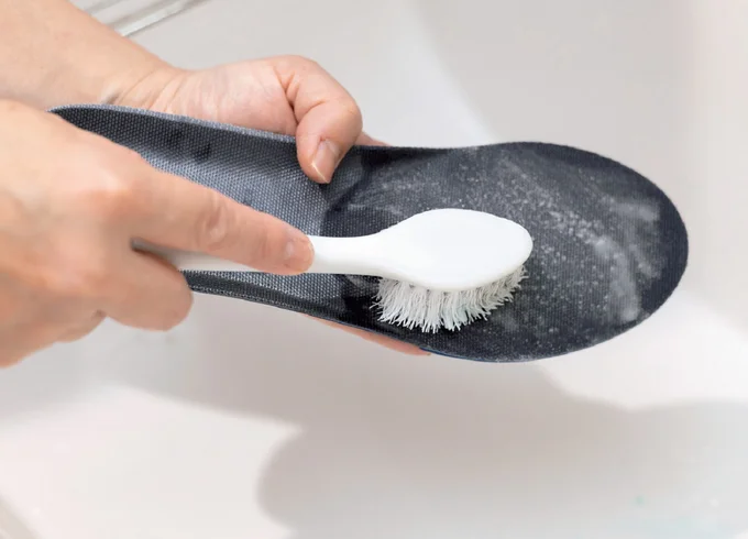 中敷きだけでも洗っておけば、げた箱のニオイを抑えられる