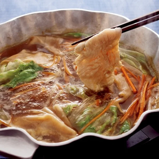 肉も野菜もたっぷり食べられる！ パンチがきいたカレー鍋5選