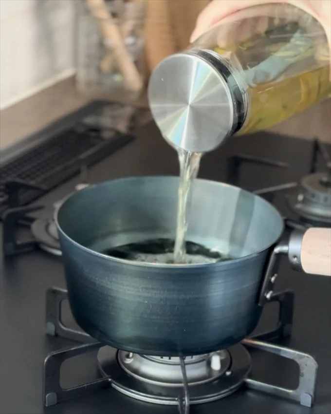 ①だし汁を「お味噌汁パン」に入れる