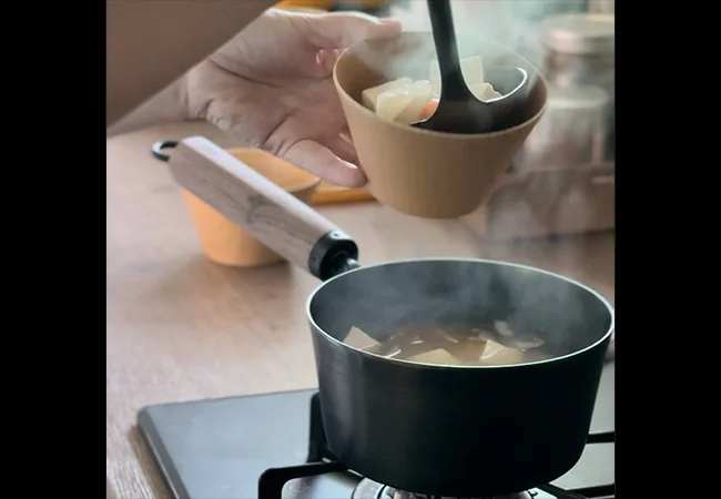 この味噌汁パン、とても軽いんです　その重量▶