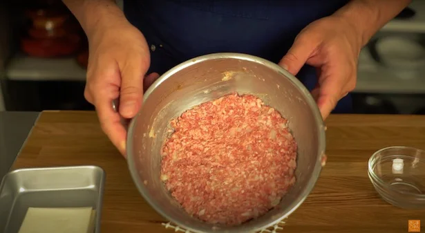 肉だねができたら、皮で包む