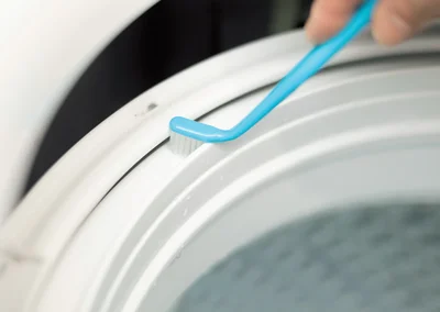 細かい溝の汚れは歯ブラシで！