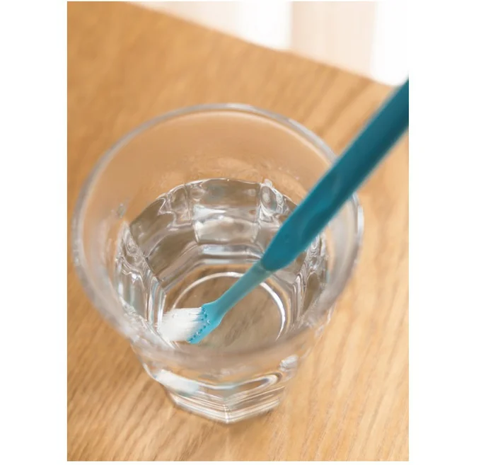 熱湯に1 分つけると掃除用の歯ブラシが曲げやすくなる！