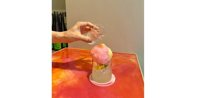 綿あめの上から炭酸水を注ぐと…綿あめが一瞬で溶けて七色の美しいカクテルに変身！