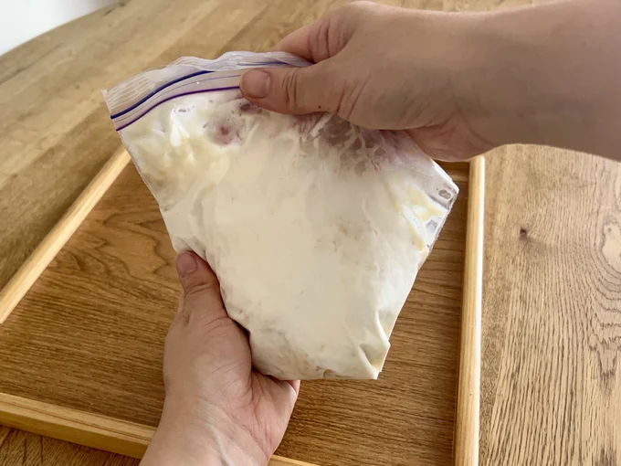 大きなかたまりを押しつぶして、バナナとなじませます