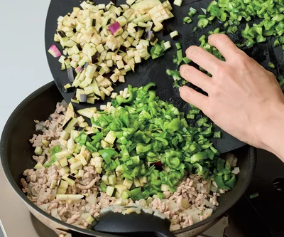 さいころ状に切った野菜をたっぷり加える。肉の量が少なくても食べごたえが増すから、ヘルシーで満足度の高い仕上がりに。