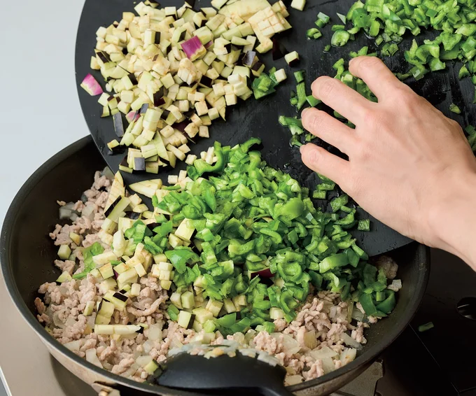 さいころ状に切った野菜をたっぷり加える。肉の量が少なくても食べごたえが増すから、ヘルシーで満足度の高い仕上がりに。