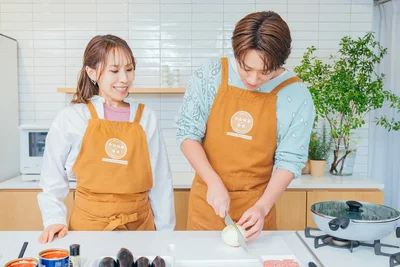 みきさんが小山さんの包丁さばきをしっかりチェック！