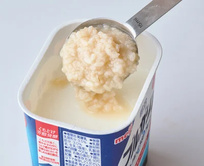 ヨーグルトに塩麹を加えてよく混ぜる。