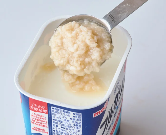 ヨーグルトに塩麹を加えてよく混ぜる。
