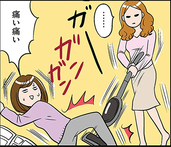 無言で掃除機をかける友人