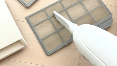 掃除機で表面のホコリを吸い取ります　ここ掃除してる？▶（次の画像へ）