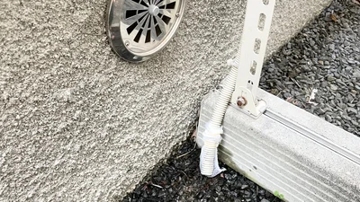 ドレンホースの先端を確認！　最後は忘れず…▶（次の画像へ）