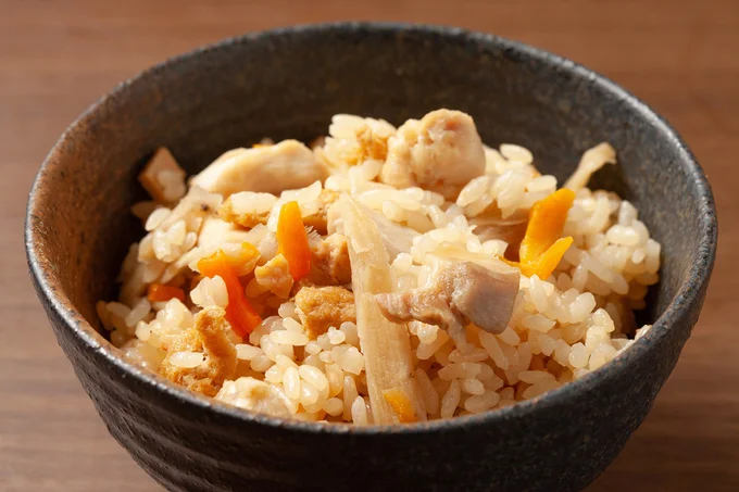 古く乾燥したお米は水分をよく吸うので、具材や調味料を合わせる炊き込みご飯がおすすめとのこと。
