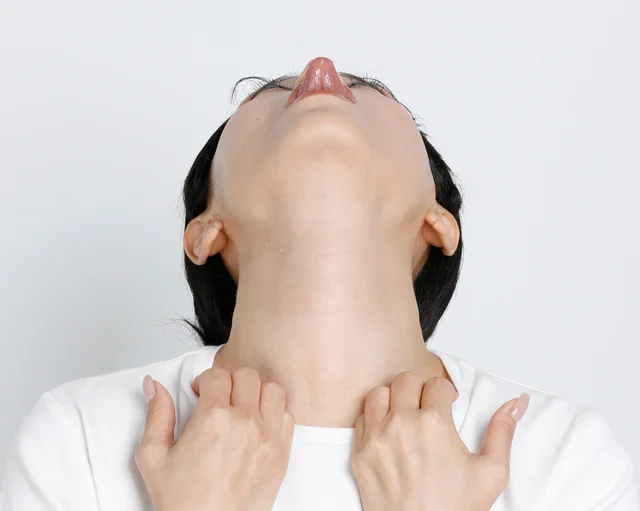 舌出しストレッチで、目指せ「二重あご」解消！