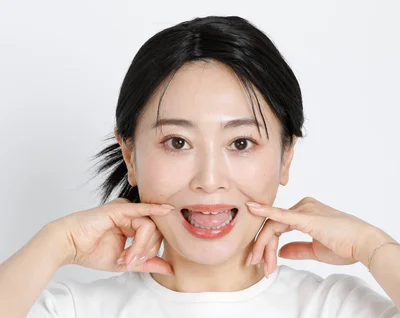 下の歯が見えている