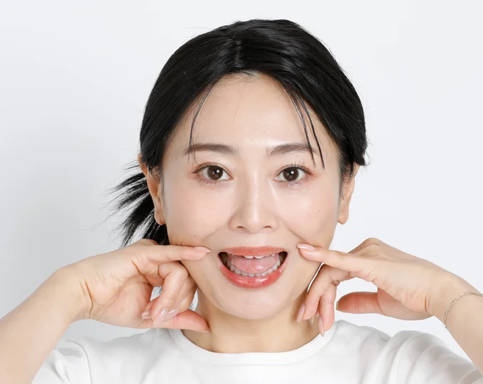 下の歯が見えている