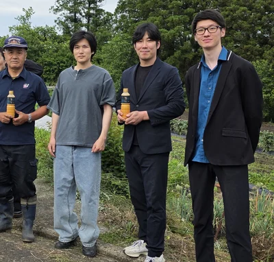 生産者の農家さんと経塚さん大内さん、周さん
