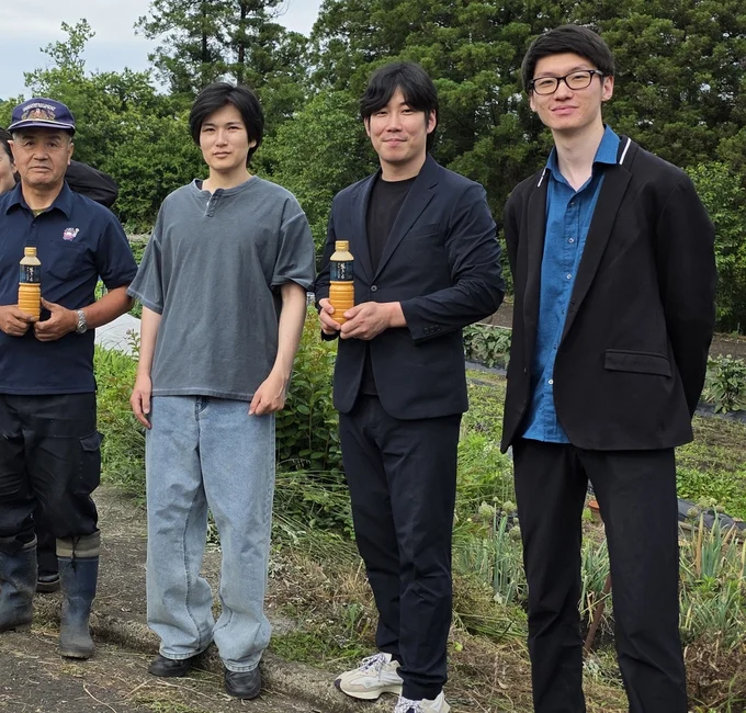 生産者の農家さんと経塚さん大内さん、周さん