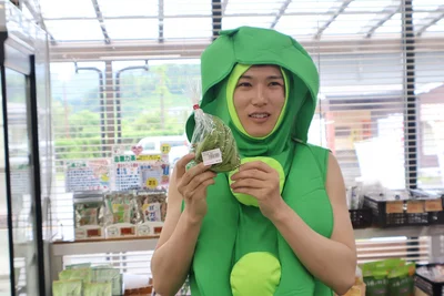 道の駅で山崎農家さんの野菜を見つけた経塚さん