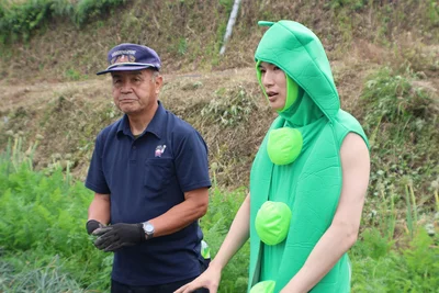 真剣に山崎さんと話す野菜先生