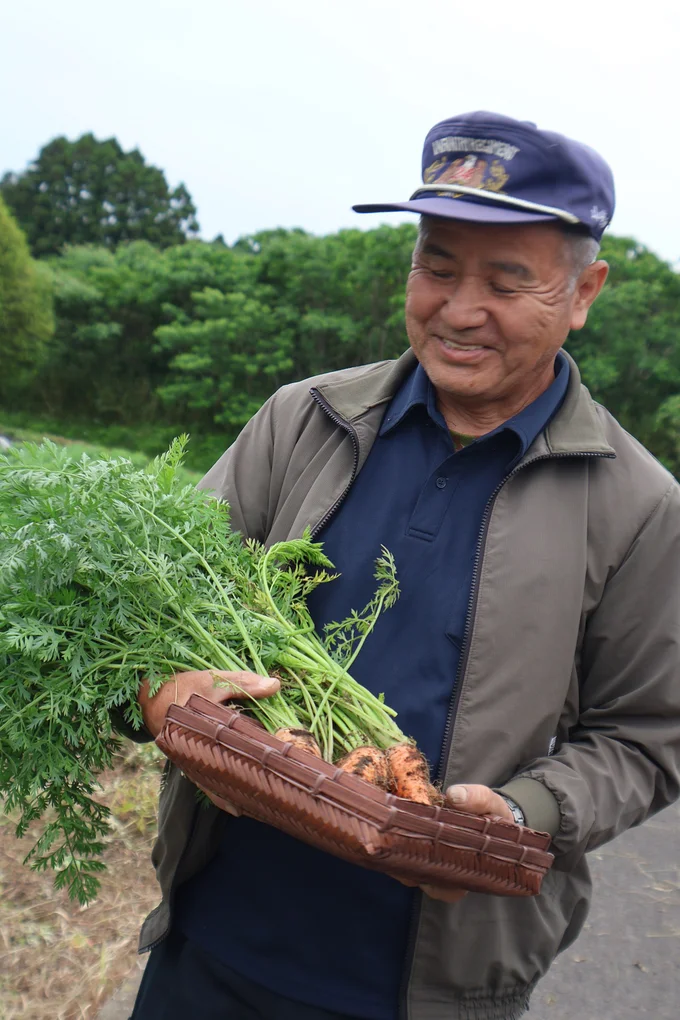 自慢の野菜を手に