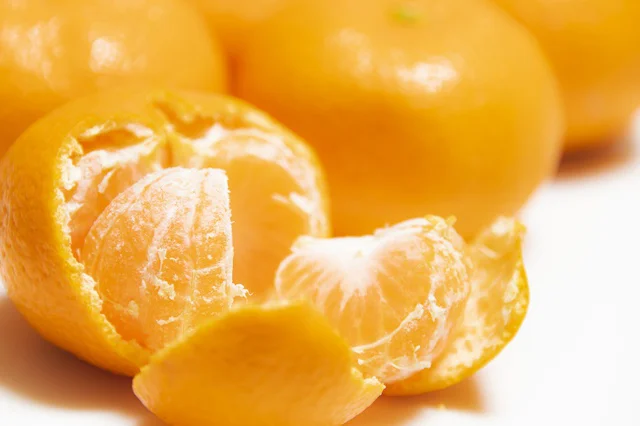 果皮も薄皮も柔らかい！簡単に手でむくことができる「ハウスみかん」