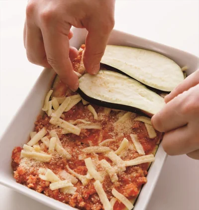 「なすとミートソースの重ねパン粉焼き」