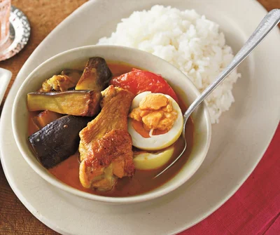 手羽元にしっかり味がしみこんで、味わい深い「手羽元となすのスープカレー」