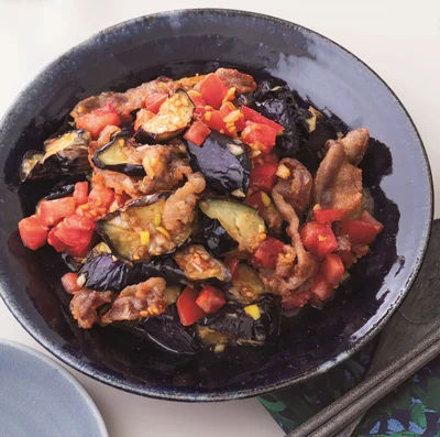ねぎたっぷりの甘酢だれが食欲をそそる「揚げなすとカリカリ豚のトマトがらめ」