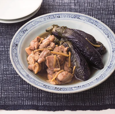 とり肉とだしのうまみがしみたなすがたまらない！「まるごと揚げなすととり肉のうま煮」