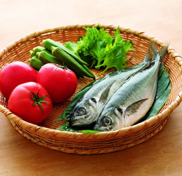 6月は「あじ」「トマト」「オクラ」「青じそ」などが旬を迎える。通年手に入るあじも、産卵を控えた今の時期は”たい以上”といわれるおいしさ