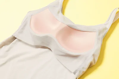 左右一体型の成型カップが、バストを寄せ上げてきれいなバストシルエットに！　それでいてラクちん