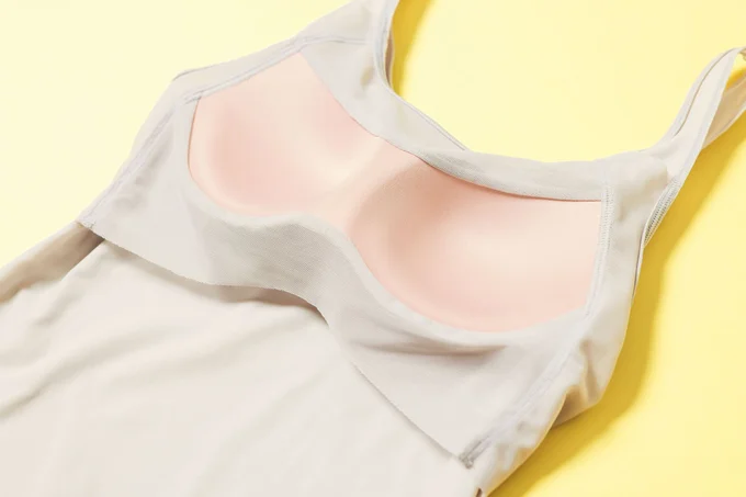 左右一体型の成型カップが、バストを寄せ上げてきれいなバストシルエットに! それでいてラクちん
