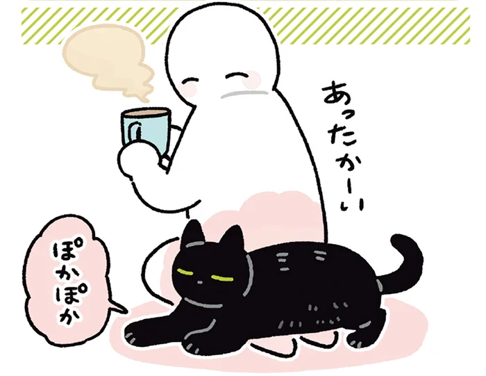 足がぽかぽか。ふわふわのお腹で飼い主を温めてくれる黒猫ろん