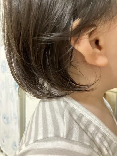 くるんとした襟足が愛おしい！今しか見れないキセキの襟足にきゅん！▶ほっこり外遊びショットも（⇒次へ）