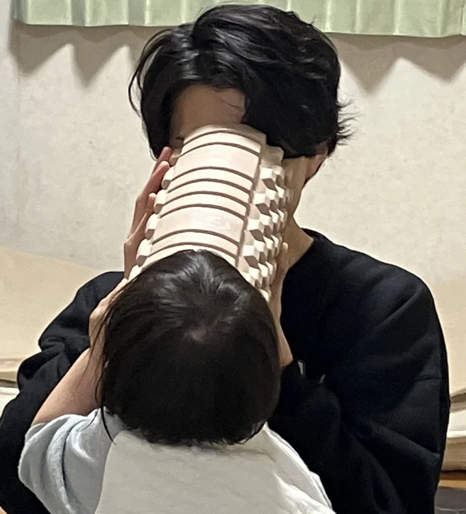 パパと覗き合う1歳児。親子の微笑ましい時間▶そして「ふーふー大会」はまだ続いていた！（⇒次へ）