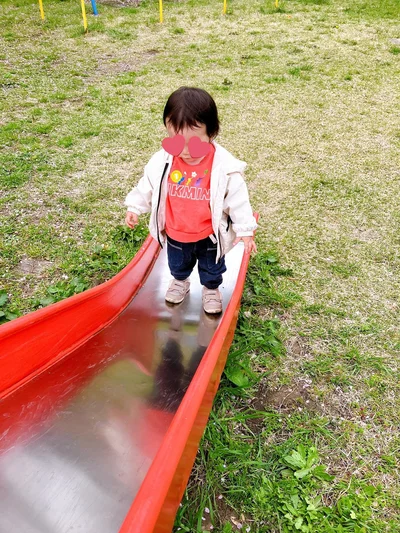 滑り台の逆走に勤しむ息子くん▶登れるかな？（⇒次へ）