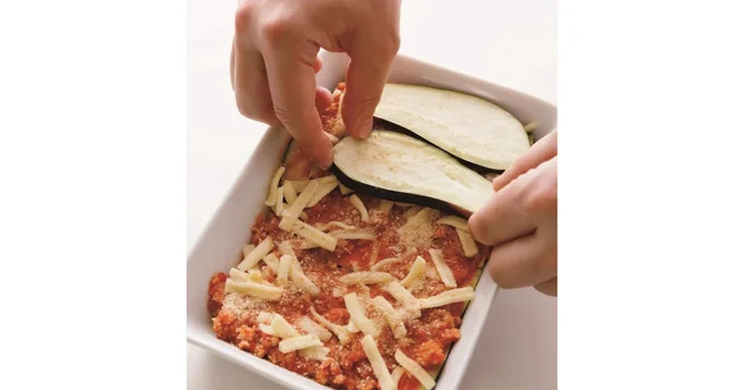 具材の間にもパン粉をふると、パン粉がなすとソースの水分を程よく吸い、水っぽくなるのを防げる