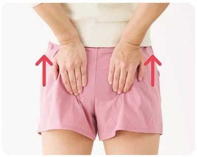 3本の指の腹で引き上げながら押す
