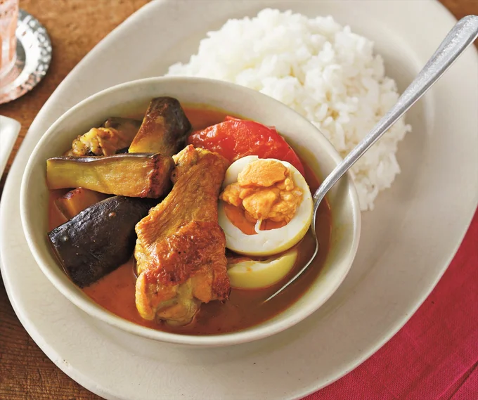 手羽元にしっかり味がしみこんで、味わい深い「手羽元となすのスープカレー」