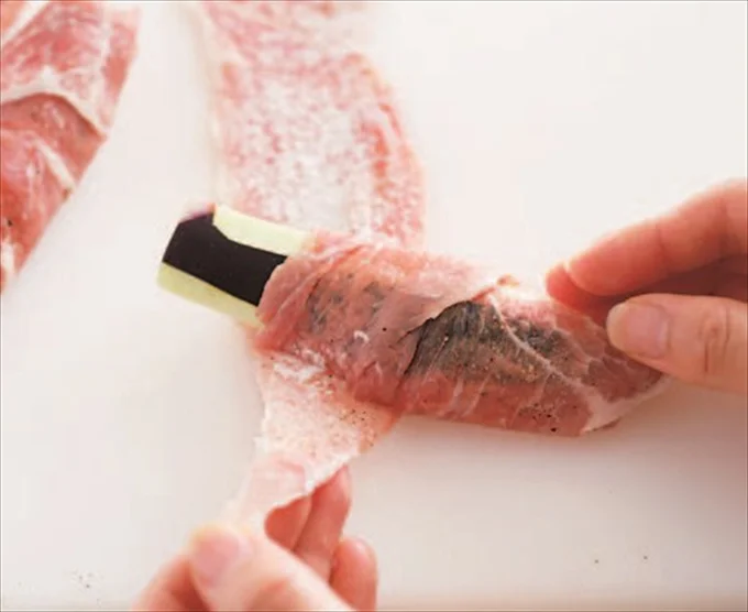 「なすのロールカツ」POINT:なすと肉がはがれないように肉に小麦粉をふり、肉の端を重ねて、らせん状に巻きつける