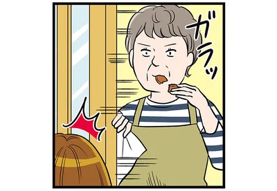 おせんべいをほおばる店主