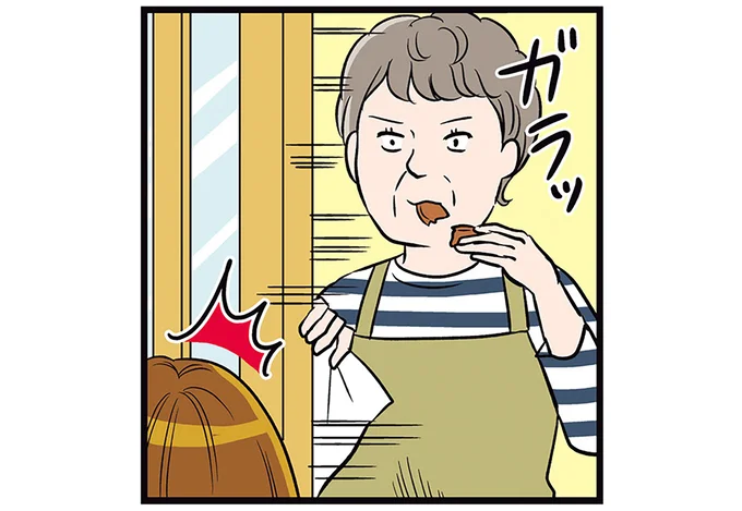 おせんべいをほおばる店主