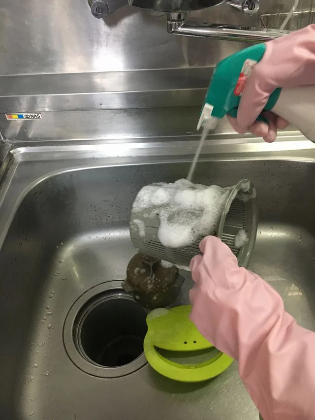 泡タイプの漂白剤を全体にシュッ!