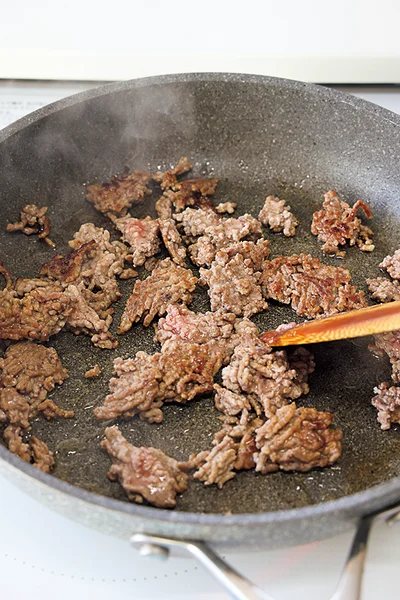 ひき肉をほぐしながら炒める