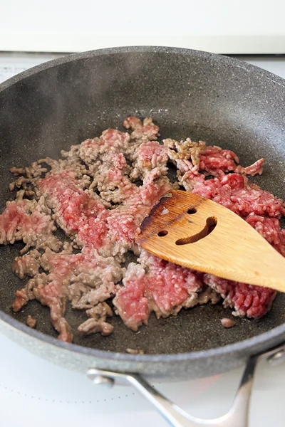 ひき肉は木べらで押すようにして焼きつけ、ゴロッと感を出して