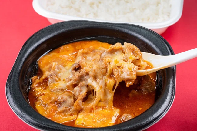 のび〜るチーズがたっぷりの「赤のチーズ牛スンドゥブ弁当」