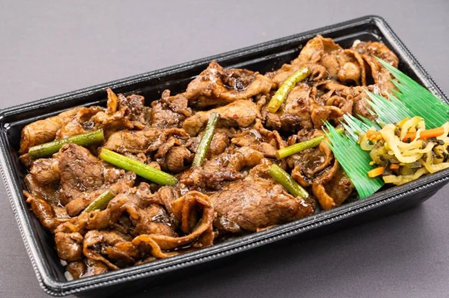 スタミナ満点の「黒の牛豚ダブル焼肉重」